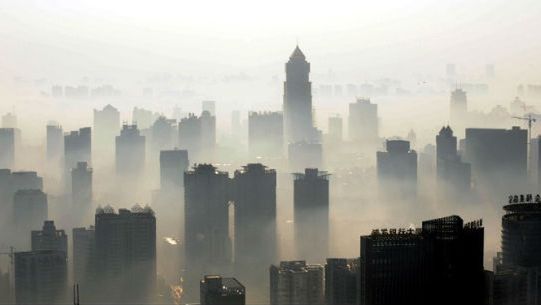 Chińska metropolia Wuhan pod kopułą smogu