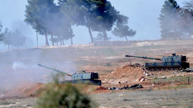 Tureckie działa samobieżne w pobliżu granicy z Syrią