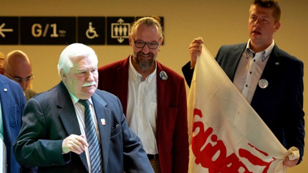 Lech Wałęsa i działacze KOD