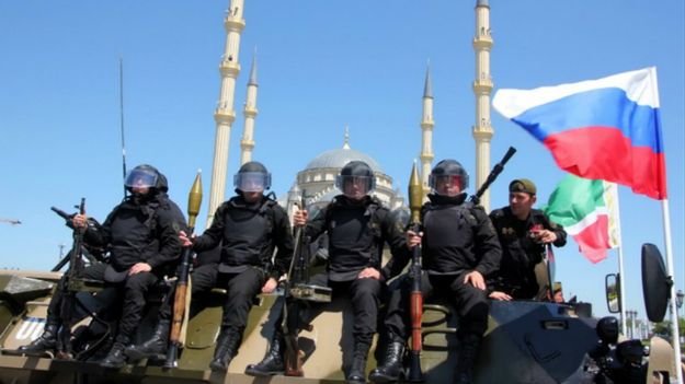 Czeczeńskie siły podczas parady w Groznym