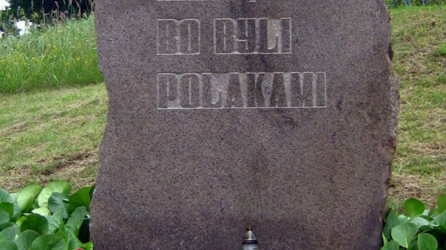 Tablica upamiętniająca ofiary obławy augustowskiej na wzgórzu w Gibach