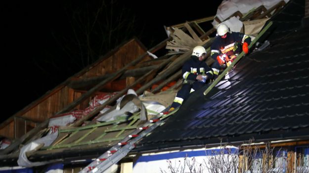 Zakopane. Strażacy zabezpieczają zerwany dach