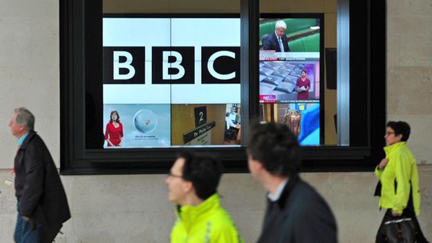 Wejście do siedziby BBC w Londynie.