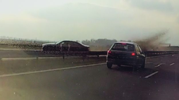 Moment incydentu z udziałem prezydenckiego auta zarejestrowany kamerą samochodową.