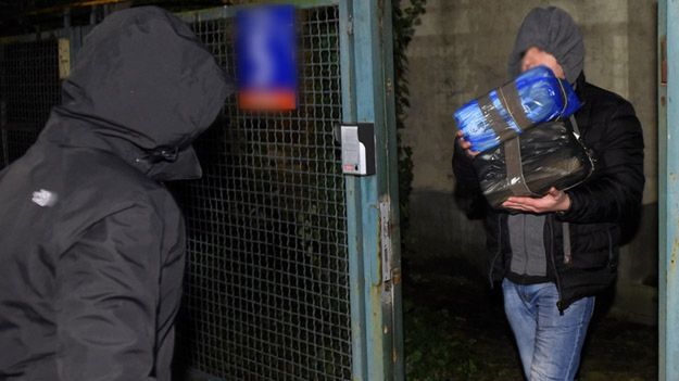 Policjanci i prokuratorzy wynoszą dokumenty z domu gen. Wojciecha Jaruzelskiego w Warszawie