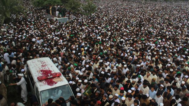 Tłumy na uroczystościach pogrzebowych w Islamabadzie