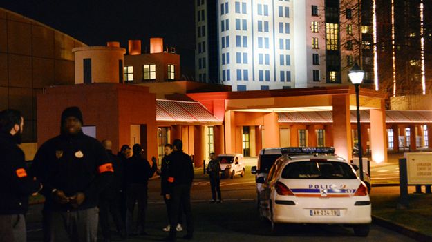 Policja przed hotelem, w którym zatrzymano 28-latka.