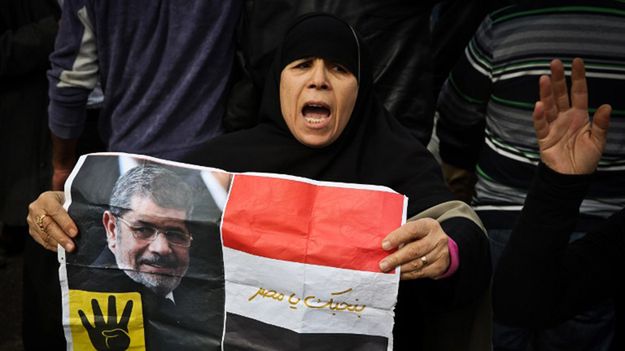 Demonstracja zwolenników Bractwa Muzułmańskiego przed sądem podczas procesu przywódców ugrupowania.