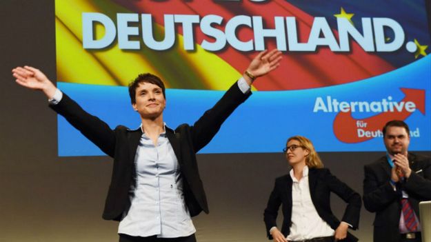 Na pierwszym planie: liderka Alternative fur Deutschland Frauke Petry