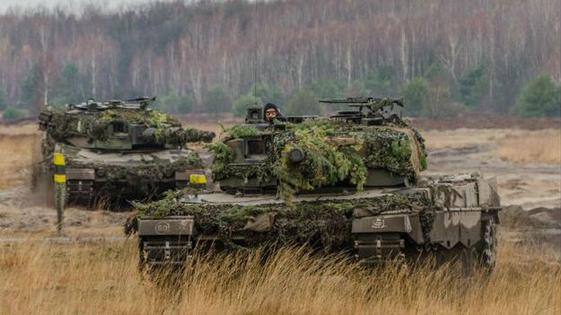 Czołgi Leopard 2 na poligonie