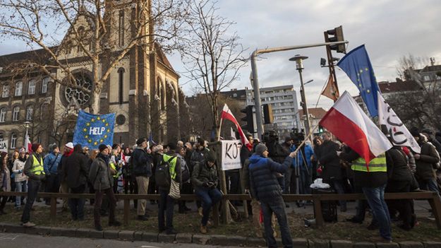 Demonstracja przed polską ambasadą w Budapeszcie
