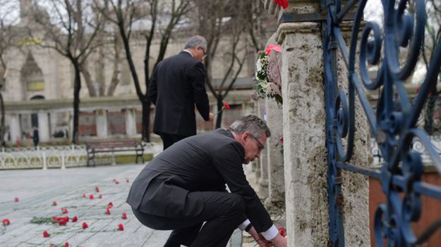 Niemiecki minister Thomas de Maiziere składa kwiaty na miejscu zamachu