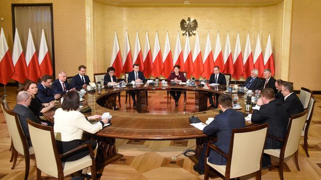 Premier Beata Szydło, minister spraw wewnętrznych i administracji Mariusz Błaszczak i sekretarz stanu ds. europejskich w MSZ Konrad Szymański podczas spotkania z przedstawicielami klubów parlamentarnych w KPRM.