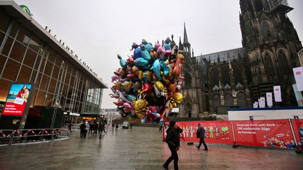 Plac przed dworcem kolejowym w Kolonii