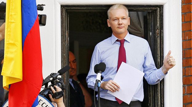 Assange na balkonie ambasady Ekwadoru w 2012 roku.