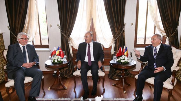 Ministrowie spraw zagranicznych Polski Witold Waszczykowski, Turcji Mevlut Cavusoglu i Rumunii Lazar Comanescu