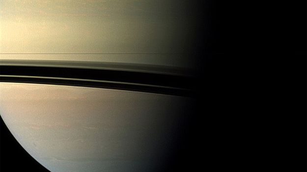 Widok Saturna wykonany przez sondę Cassini