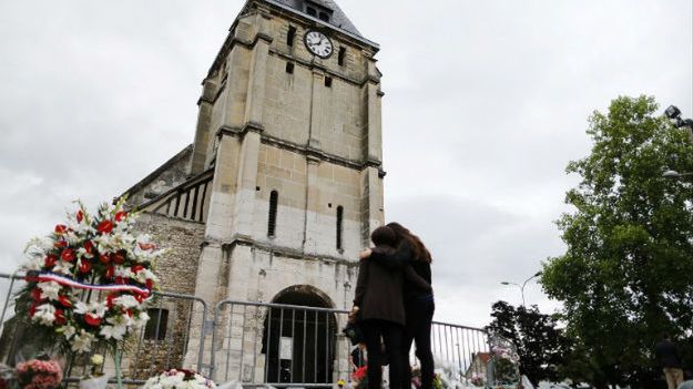 Kościół w Saint-Etienne du Rouvray po ataku terrorystycznym zwolenników Państwa Islamskiego z 26 lipca. Napastnicy poderżnęli gardło księdzu