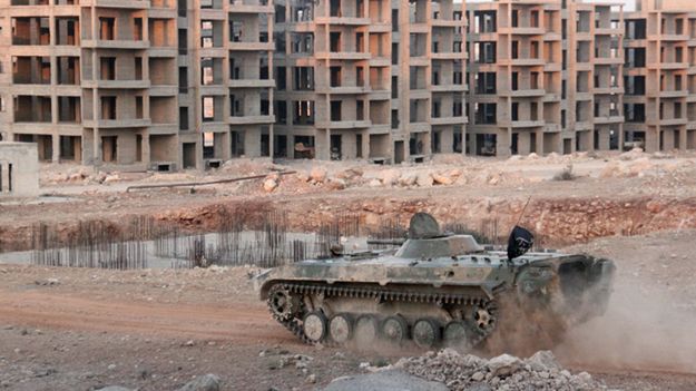 W wyniku walk sił rządowych z rebeliantami (na zdjęciu ich czołg) wciąż giną cywile w Aleppo