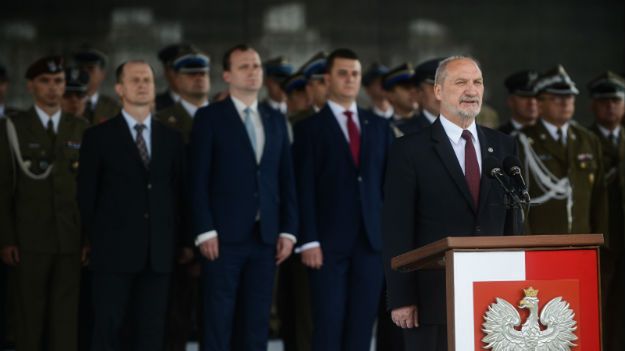 Antoni Macierewicz w czasie uroczystej promocji na pierwszy stopień oficerski żołnierzy rezerwy na pl. Piłsudskiego w Warszawie.