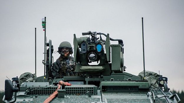 Szwedzki żołnierz w wozie bojowym Patria XA-360 AMV