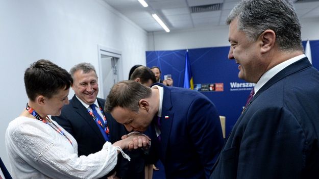 Nadia Sawczenko, ambasador Ukrainy w Polsce Andrij Deszczyca, prezydent RP Andrzej Duda oraz prezydent Ukrainy Petro Poroszenko