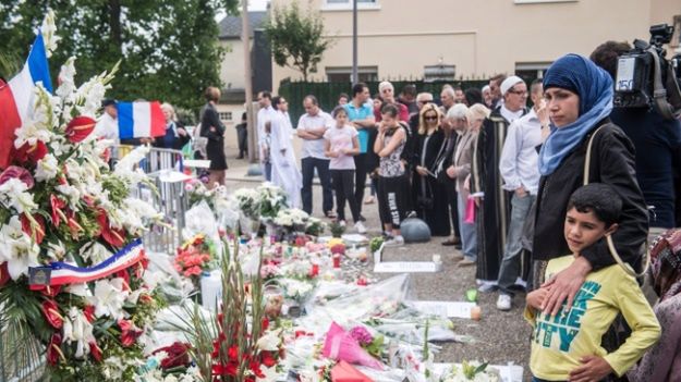 Kwiaty przed kościołem w miasteczku Saint-Etienne-du-Rouvray