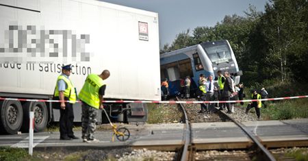 Wypadek tira na przejeździe kolejowym