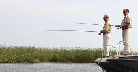 Miedwiediew z Putinem łowią ryby