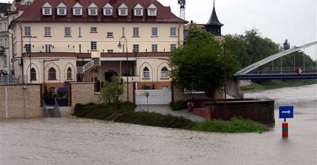 Próbują schronić się przed wodą