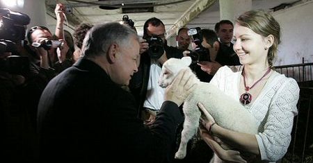 Kaczyński z jagnięciem