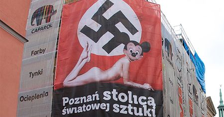 Naga Myszka Miki ze swastyką