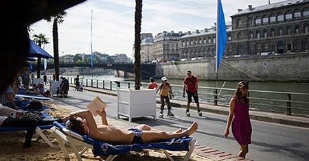 Piasek i palmy w centrum miasta