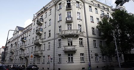 Napis na domu Komorowskiego