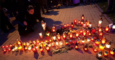 Znicze pod łódzką siedzibą PiS
