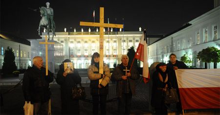 Znowu płoną znicze