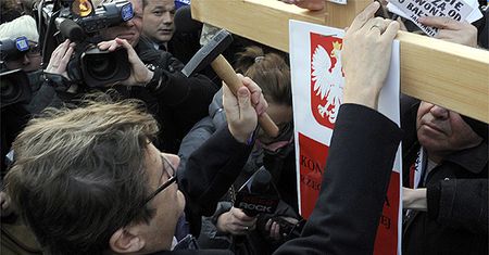 Palikot "ukrzyżował" konstytucje