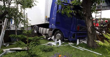 Ciężarówka wjechała do ogródka