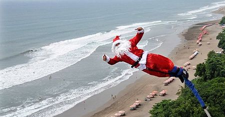 Skacze na bungee, nurkuje - to przystoi świętemu?