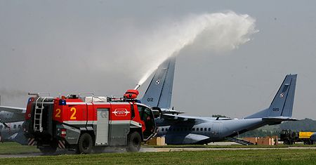 Tym ugaszą płonący samolot