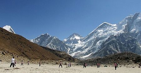 Krykiet w cieniu Mount Everestu