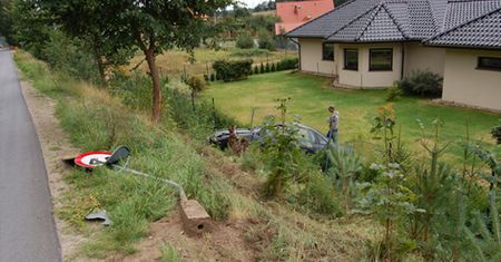 Dachował, szukając telefonu