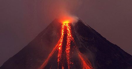 Z wulkanu Mayon trysnęła lawa