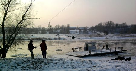 Walka z krą na rzece