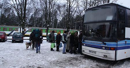 Tak się jeździ koleją, kiedy ukradną trakcję