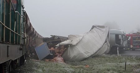 Tir wpadł pod pociąg