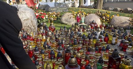 Setki zniczy dla księdza - zdjęcia