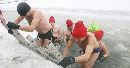 Kąpali się nago, ale w czapkach - bo mróz trzaska