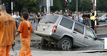 Wypłukało dziurę w drodze