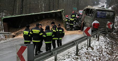 Autobus zderzył się z przyczepą